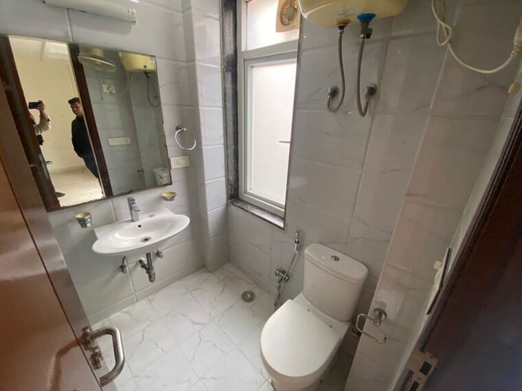Bathroom, defence colony 3 Bedroom 325 Sq.Yd. Builder Floor In Defence Colony Delhi 10181749