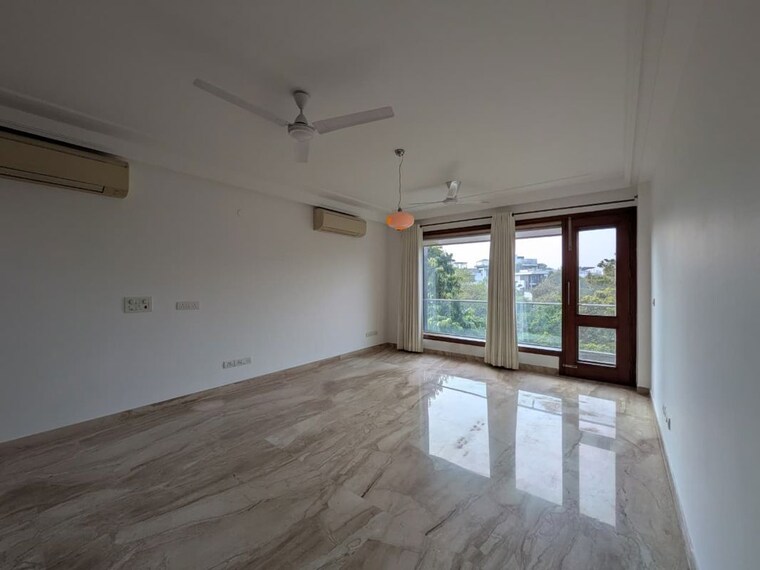 Room, defence colony 3 Bedroom 325 Sq.Yd. Builder Floor In Defence Colony Delhi 10181749