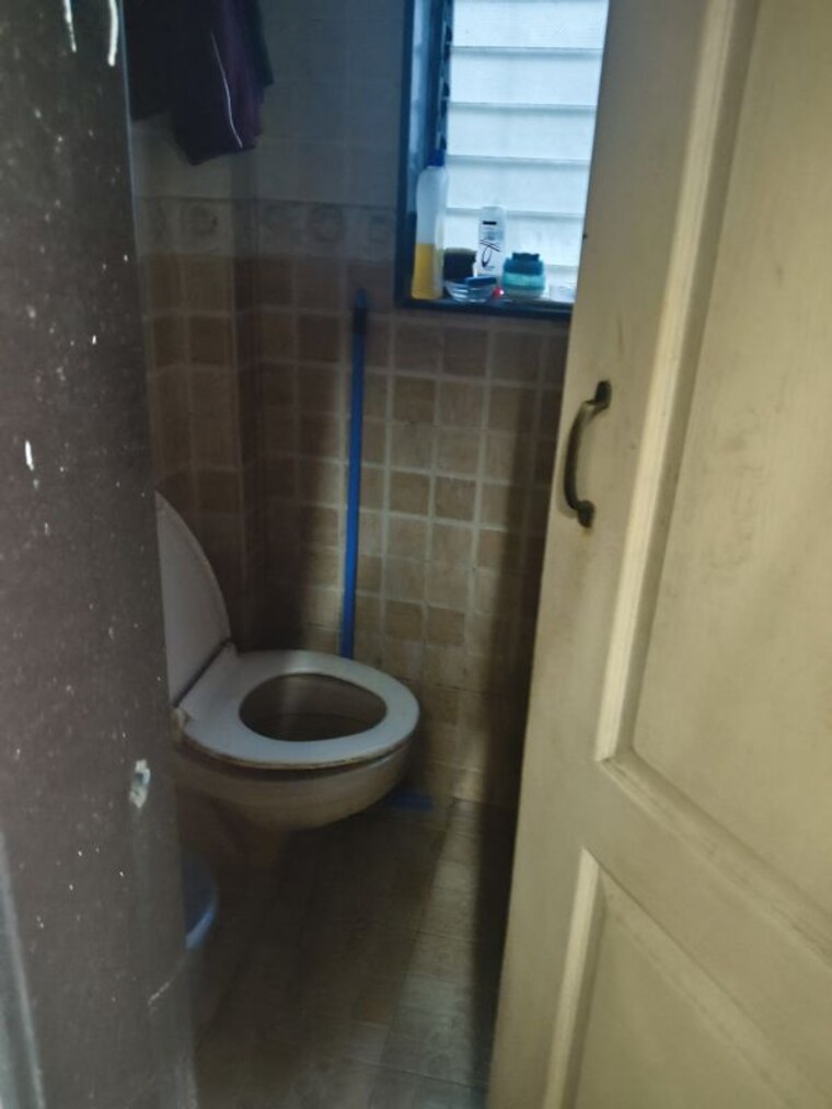 Bathroom, vile parle west 1 Bedroom 400 Sq.Ft. Apartment In Vile Parle West Mumbai 10181767