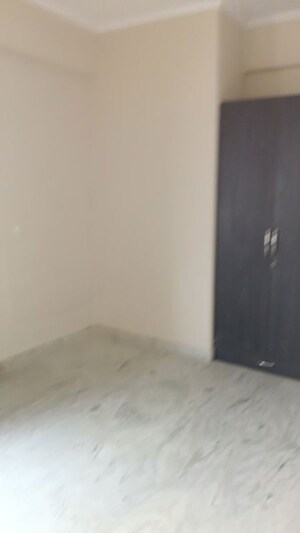 Room in 3 BHK Apartment at Sector 39 – for Rent