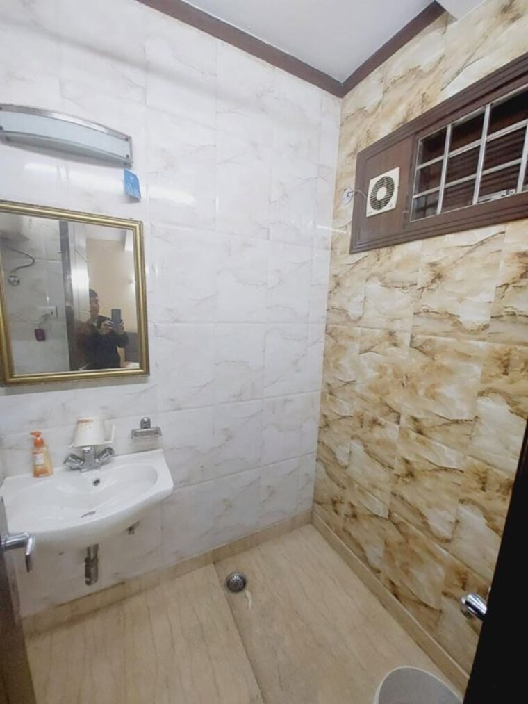 Bathroom, kalkaji 3 Bedroom 100 Sq.Ft. Builder Floor In Kalkaji Delhi 10181884