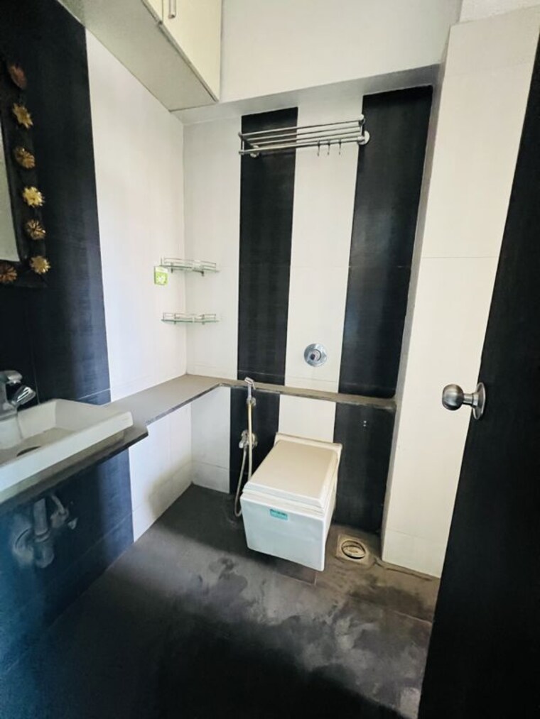 Attached Bathroom, ghodbunder 2 Bedroom 1008 Sq.Ft. Apartment In Ghodbunder Thane 10173399
