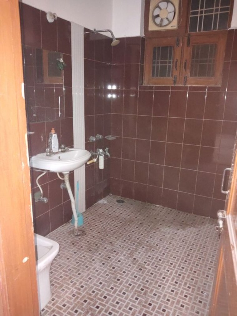 Bathroom, sector 21c 4 Bedroom 360 Sq.Yd. Builder Floor In Sector 21c Faridabad 10181969