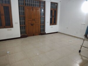 Room in 4 BHK Builder Floor at Sector 21c – for Rent