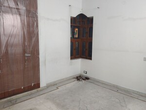 Room in 4 BHK Builder Floor at Sector 21c – for Rent