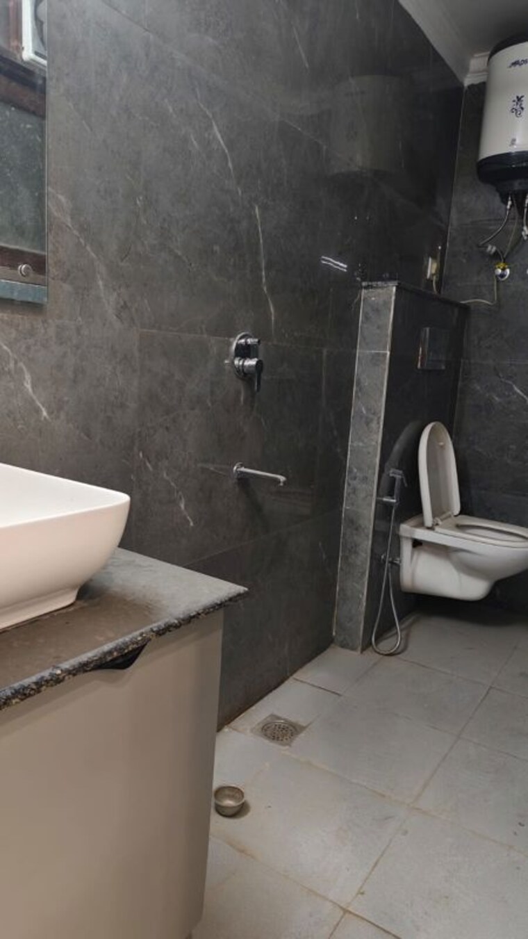 Bathroom, paryavaran complex 3 Bedroom 1200 Sq.Ft. Builder Floor In Paryavaran Complex Delhi 10181998
