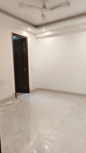 Room in 3 BHK Builder Floor at Paryavaran Complex – for Rent