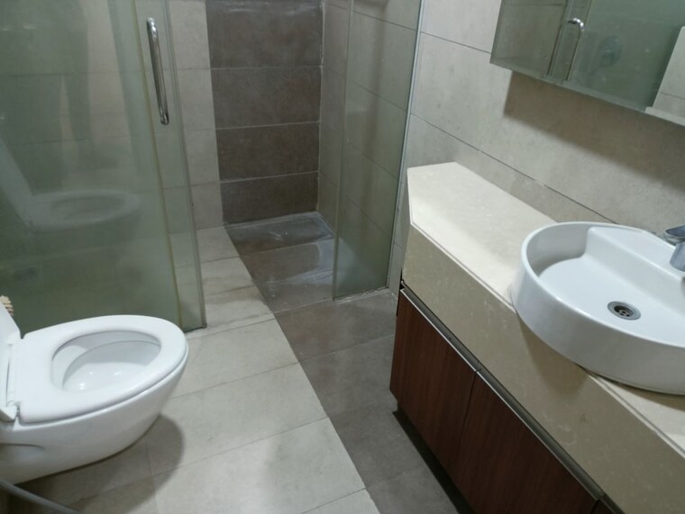 Bathroom, koncept-ambience-the-botanika-empress 4 Bedroom 4600 Sq.Ft. Apartment In Gachibowli Hyderabad 10182063