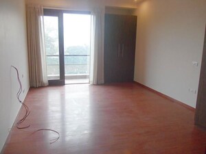 Room in 3 BHK Builder Floor at Jor Bagh – for Rent