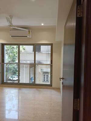 Room in 3 BHK Apartment at Vasant Kunj, Santacruz West – for Rent
