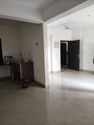 Room in 2.5 BHK Apartment at Supertech Cape Town, Sector 74 – for Rent