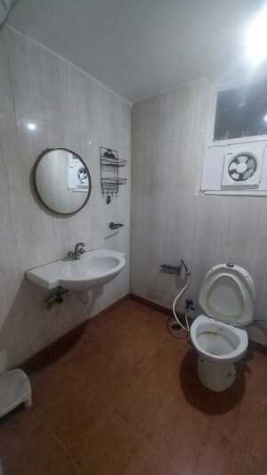 Bathroom in 2.5 BHK Apartment at Supertech Cape Town, Sector 74 – for Rent