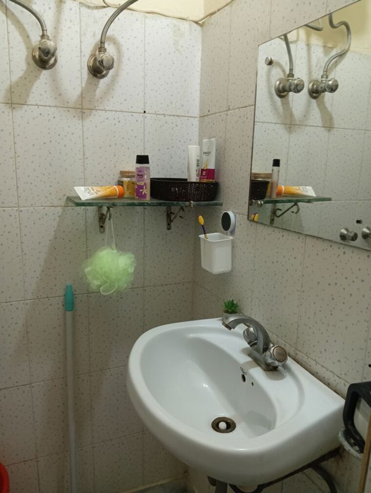 Bathroom, kalkaji 1 Bedroom 500 Sq.Ft. Builder Floor In Kalkaji Delhi 10182115