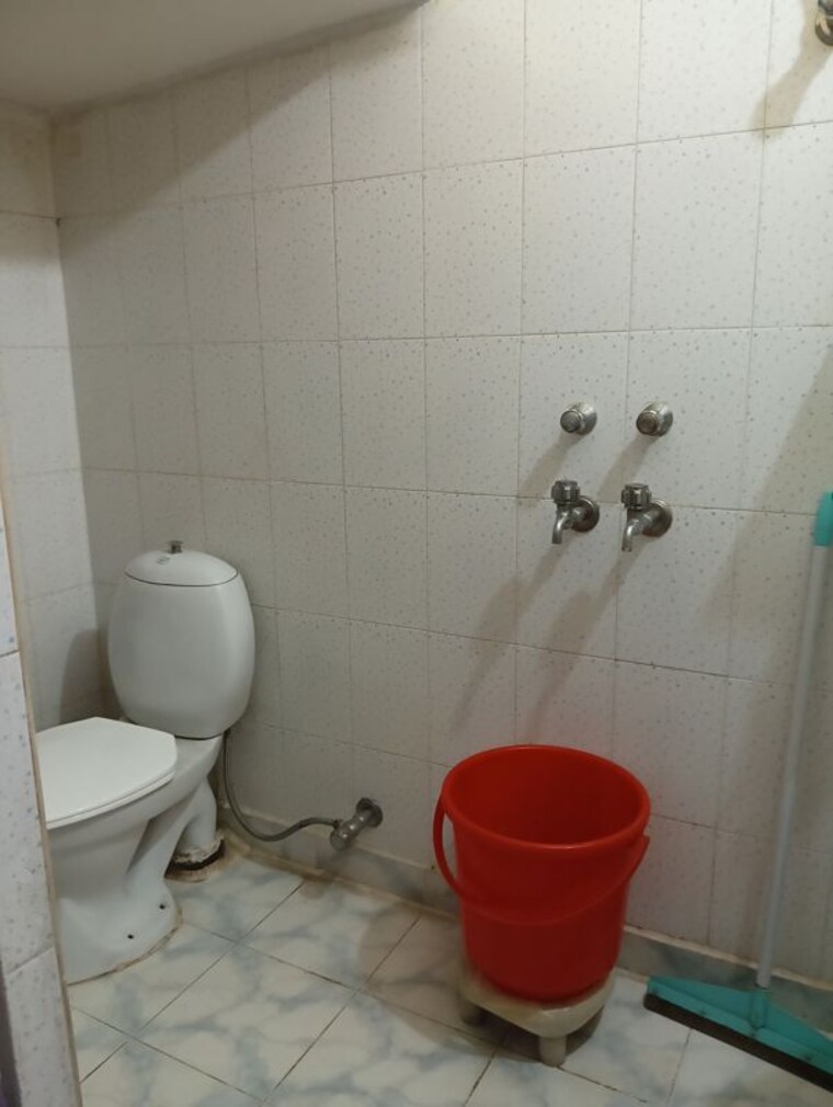 Bathroom, kalkaji 1 Bedroom 500 Sq.Ft. Builder Floor In Kalkaji Delhi 10182115