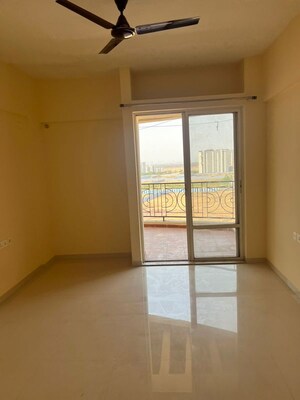Room in 2 BHK Apartment at Nyati Evita, Dhanori – for Rent