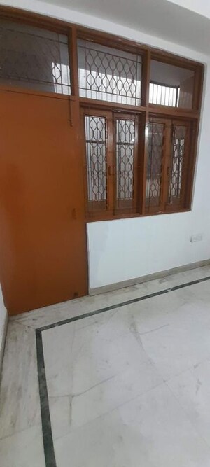 Room in 2 BHK Builder Floor at RWA Vasundhara Sector 4A, Vasundhara Sector 4 – for Rent