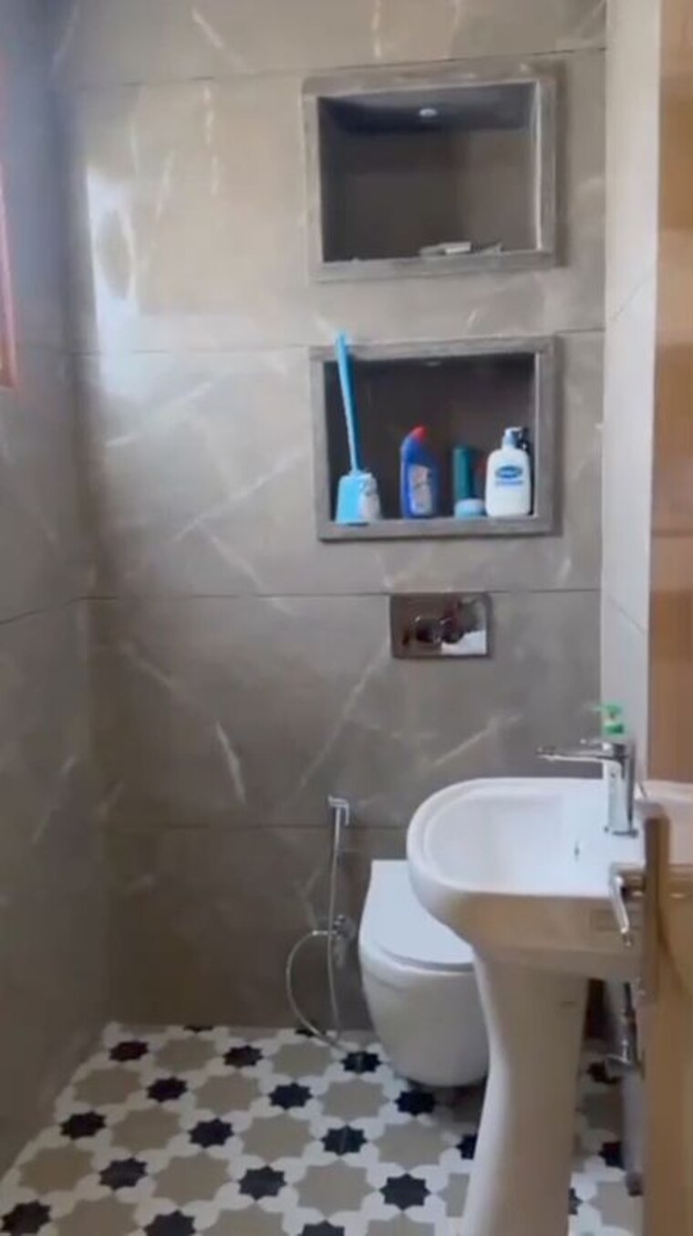 Bathroom, bptp-parkland-pride 3 Bedroom 250 Sq.Yd. Builder Floor In Sector 77 Faridabad 10182558