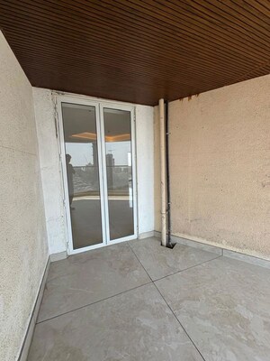 Room in 3 BHK Apartment at Worli Naka – for Rent