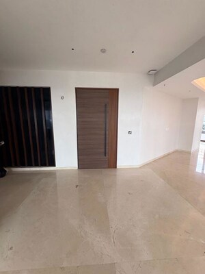 Room in 3 BHK Apartment at Worli Naka – for Rent