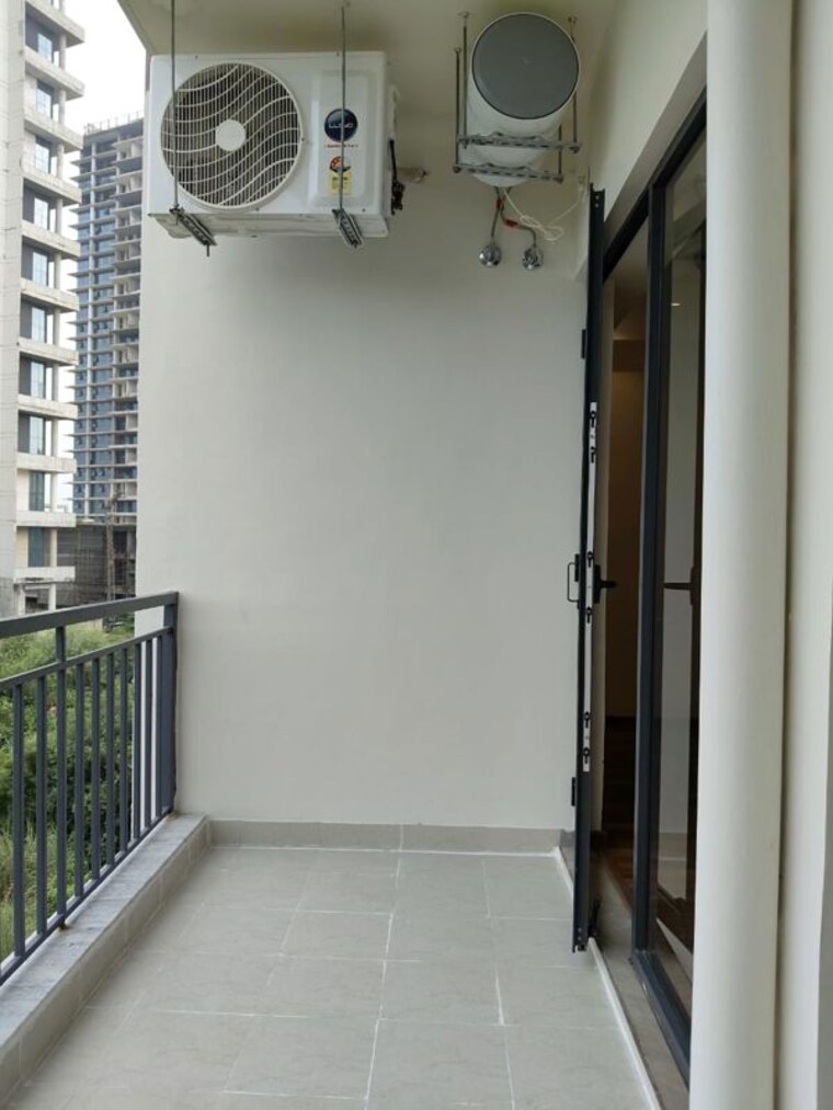 Balcony, suncity-vatsal-valley 3 Bedroom 1430 Sq.Ft. Apartment In Gwal Pahari Gurgaon 10156628