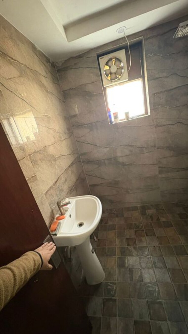 Bathroom, green fields colony 4 Bedroom 4125 Sq.Ft. Builder Floor In Green Fields Colony Faridabad 10182778