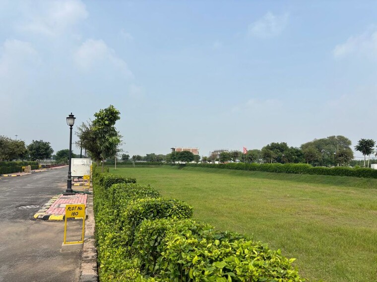 Garden, bptp-parklands  302 Sq.Yd. Plot In Sector 76 Faridabad 10182812