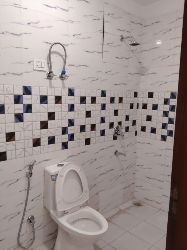 Bathroom, mandi 3 Bedroom 1200 Sq.Ft. Builder Floor In Mandi Delhi 10182814