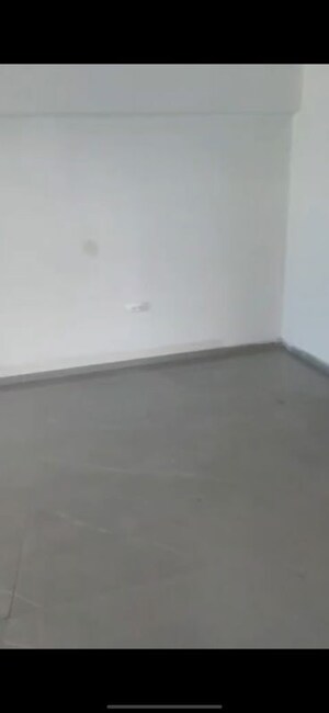 Room in 2 BHK Apartment at Dev Leo Tower, Oshiwara – for Rent