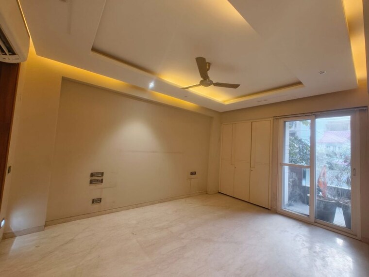 Room, greater kailash ii 4 Bedroom 300 Sq.Yd. Builder Floor In Greater Kailash ii Delhi 10182821