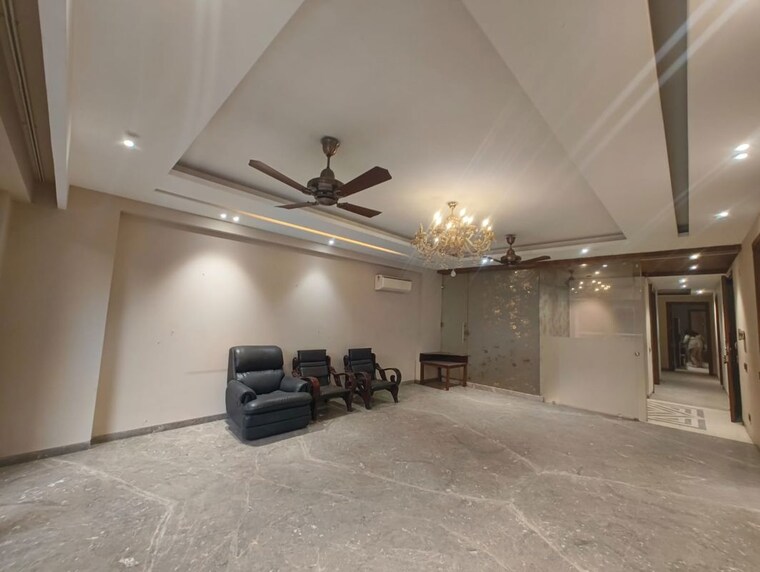  Parking, greater kailash ii 4 Bedroom 300 Sq.Yd. Builder Floor In Greater Kailash ii Delhi 10182821
