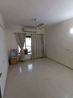 Room in 3 BHK Apartment at Lokhandwala Whispering Palms, Kandivali East – for Rent