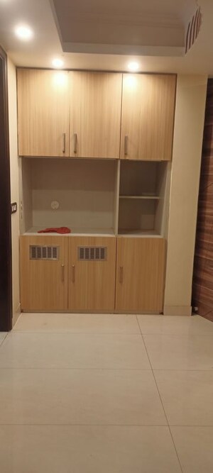 Furnished Amenities in 3 BHK Builder Floor at Mohit House, Sushant Lok I – for Rent