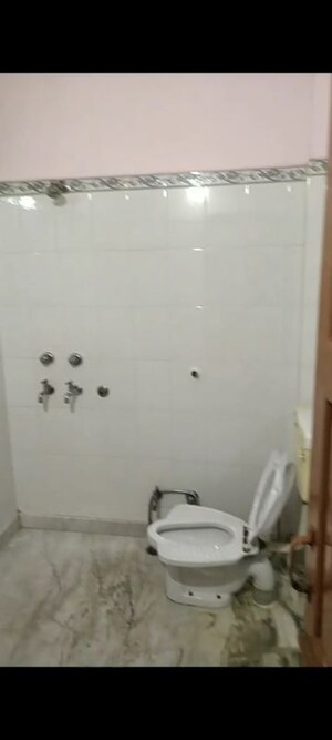 Bathroom in 2 BHK Builder Floor at Sector 40 – for Rent
