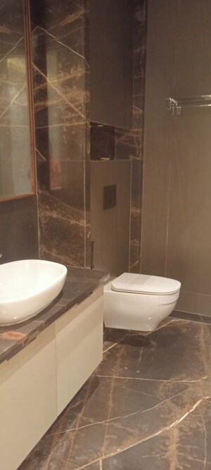 Bathroom in 3.5 BHK Builder Floor at DLF City Phase IV, Dlf Phase iv – for Rent