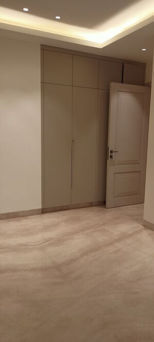 Room in 3.5 BHK Builder Floor at DLF City Phase IV, Dlf Phase iv – for Rent