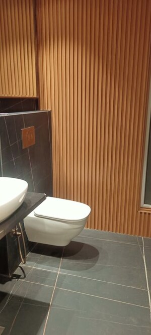 Bathroom in 3.5 BHK Builder Floor at DLF City Phase IV, Dlf Phase iv – for Rent