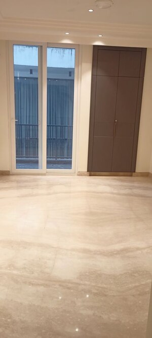Room in 3.5 BHK Builder Floor at DLF City Phase IV, Dlf Phase iv – for Rent