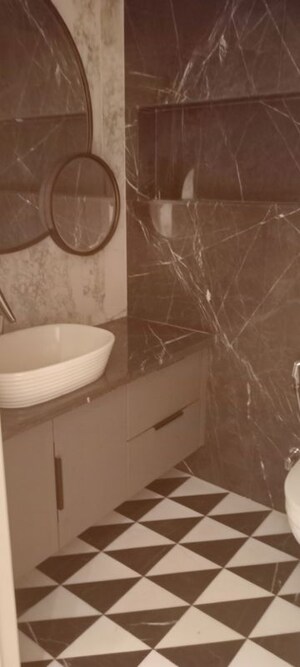 Bathroom in 3.5 BHK Builder Floor at DLF City Phase IV, Dlf Phase iv – for Rent