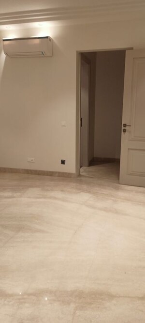 Room in 3.5 BHK Builder Floor at DLF City Phase IV, Dlf Phase iv – for Rent