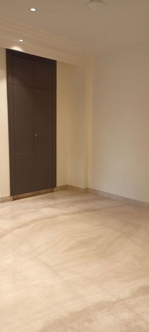 Room in 3.5 BHK Builder Floor at DLF City Phase IV, Dlf Phase iv – for Rent