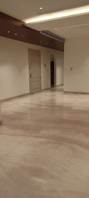 Room in 3.5 BHK Builder Floor at DLF City Phase IV, Dlf Phase iv – for Rent