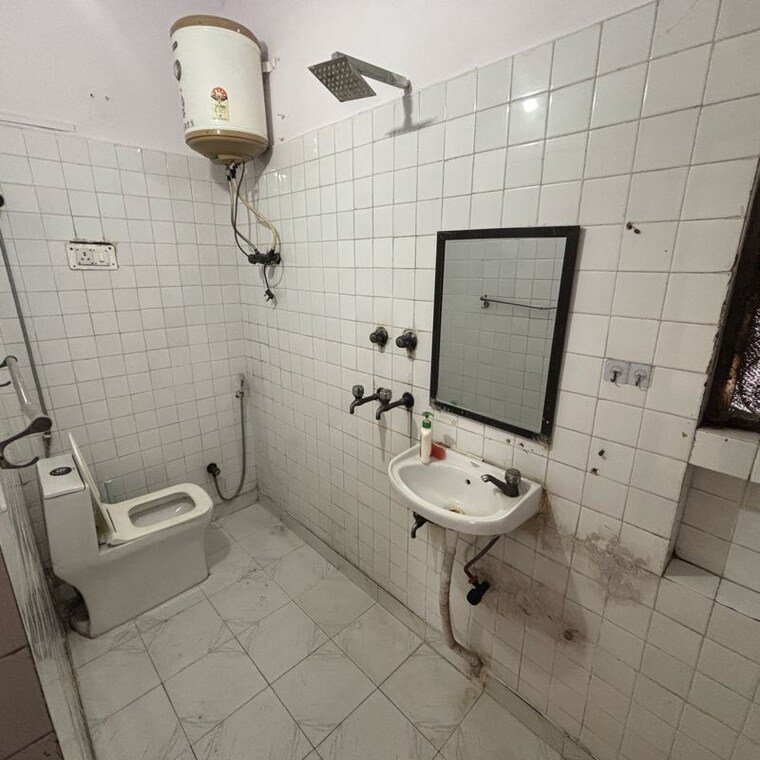Bathroom, vikas puri 3 Bedroom 1250 Sq.Ft. Apartment In Vikas Puri Delhi 10182834