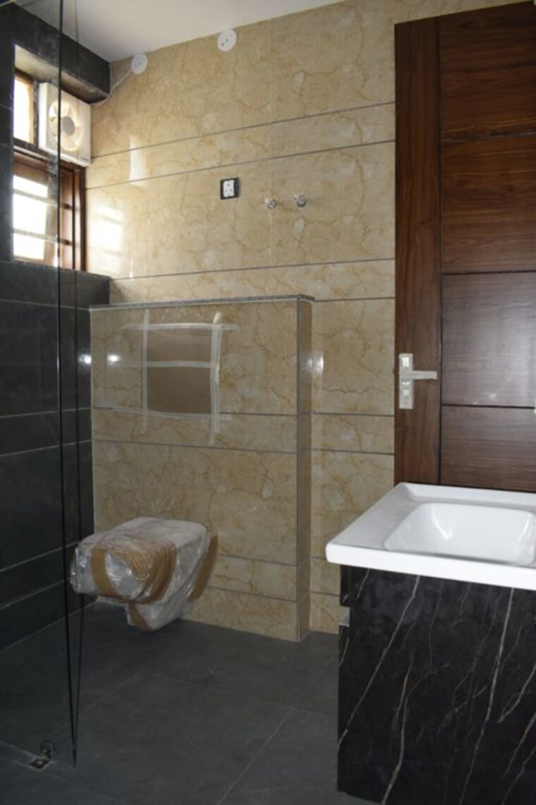 Bathroom, bptp-district-faridabad 2 Bedroom 150 Sq.Yd. Builder Floor In Sector 81 Faridabad 10182883
