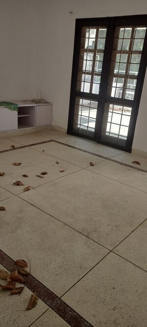 Room in 4 BHK Independent House at DLF City Phase IV, Dlf Phase iv – for Rent