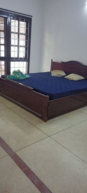 Bedroom in 4 BHK Independent House at DLF City Phase IV, Dlf Phase iv – for Rent