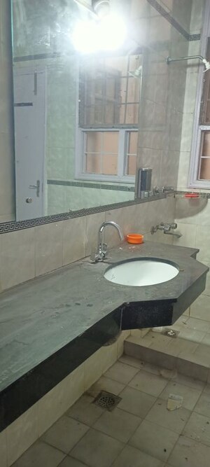 Bathroom in 4 BHK Independent House at DLF City Phase IV, Dlf Phase iv – for Rent