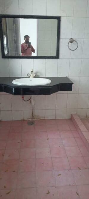 Bathroom in 4 BHK Independent House at DLF City Phase IV, Dlf Phase iv – for Rent