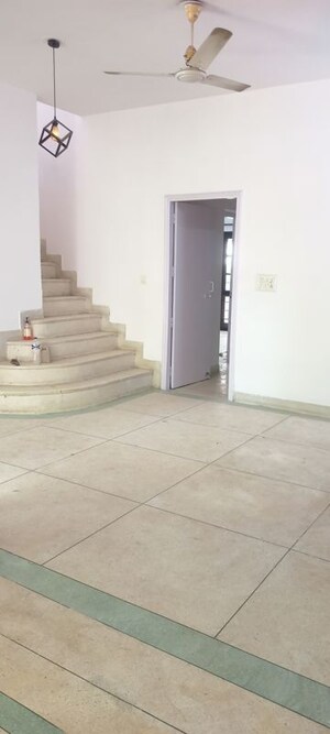 Building Lobby in 4 BHK Independent House at DLF City Phase IV, Dlf Phase iv – for Rent