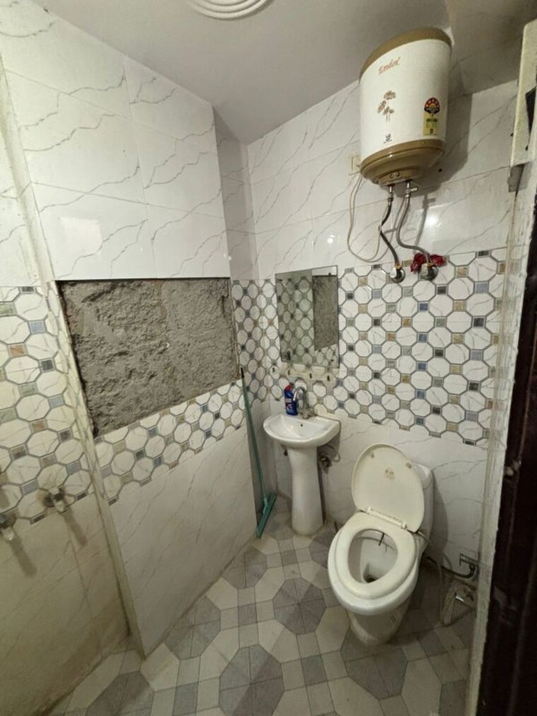 Bathroom, dwarka mor 1 Bedroom 370 Sq.Ft. Builder Floor In Dwarka Mor Delhi 10182919