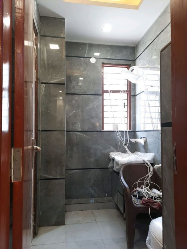 Bathroom, bptp-district-faridabad 3 Bedroom 180 Sq.Yd. Builder Floor In Sector 81 Faridabad 10182913